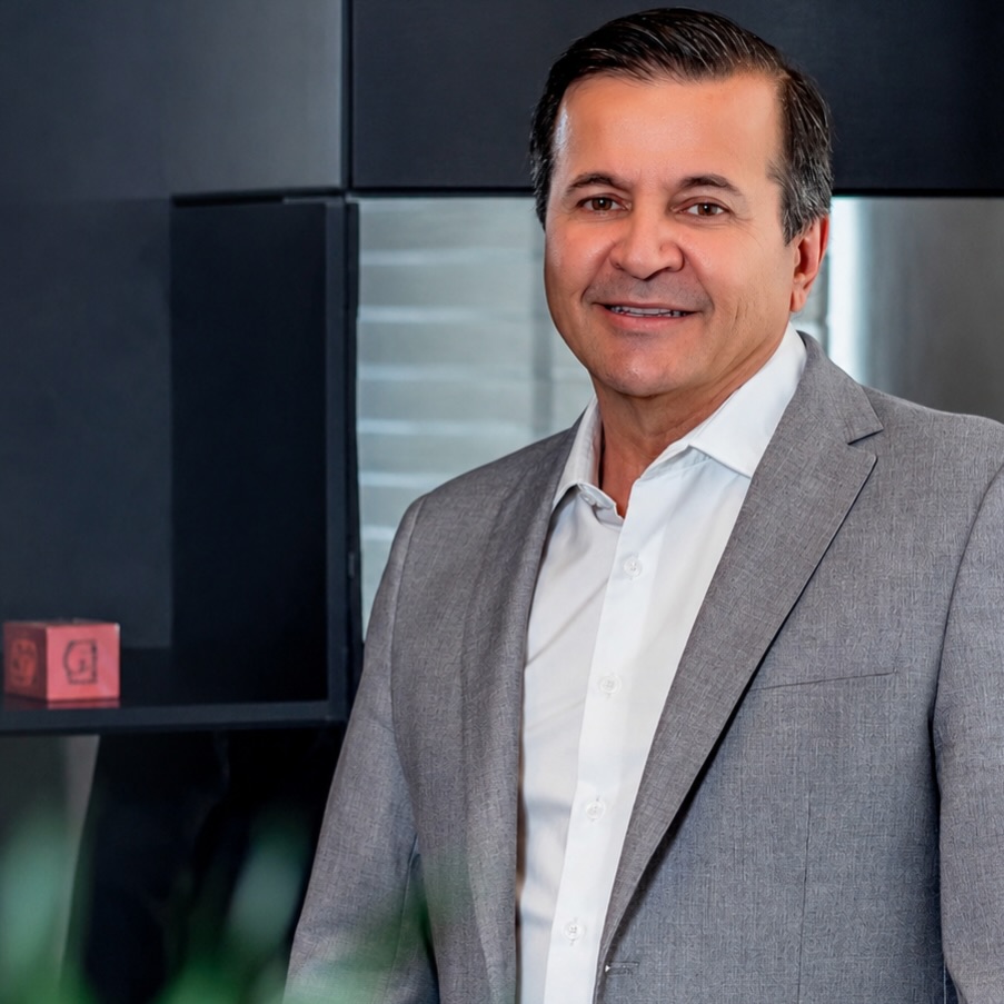 Dr. Arthur Barros, cirurgião plástico